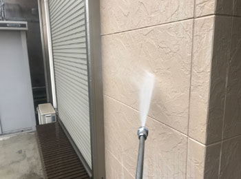 外壁　高圧洗浄中